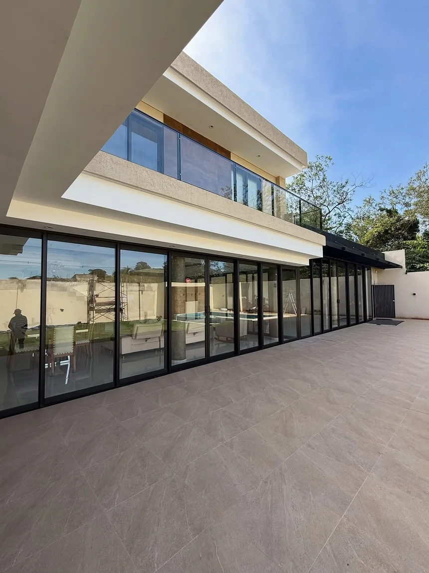 Casa GCh terminada, galería y frente vidriado