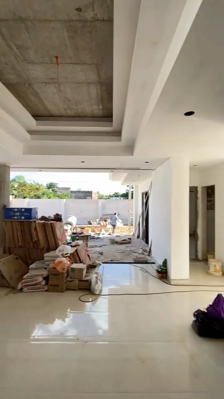 Interior de la Casa GCh con cielorraso de hormigón y piso pulido