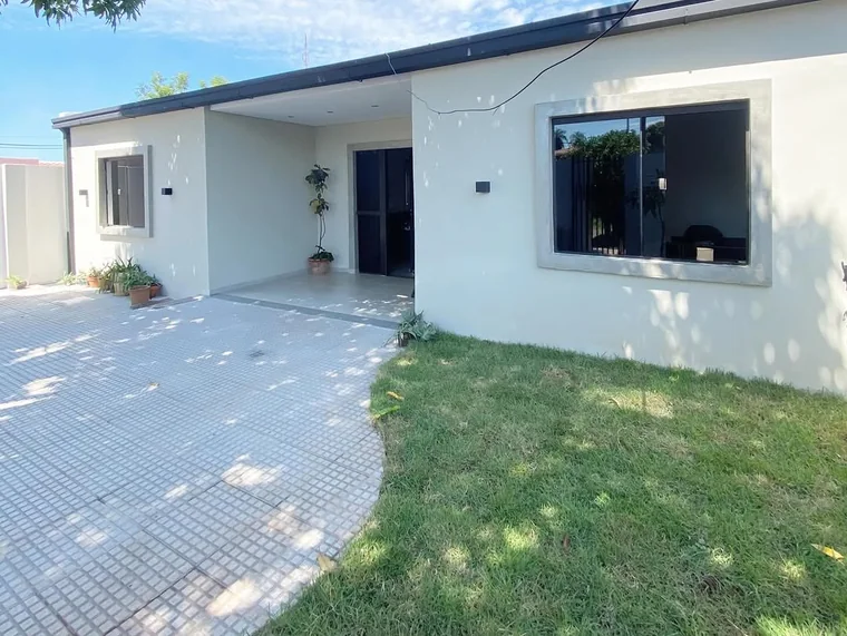 Obra ZC terminada: casa blanca con jardín